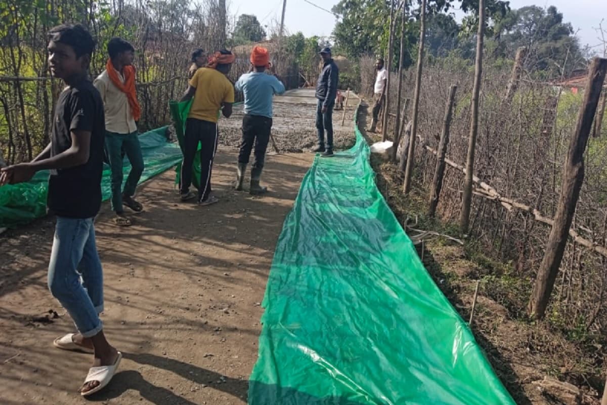 लातेहार में सड़क निर्माण में बरती जा रही अनियमितता, मिट्टी युक्त बालू का हो रहा धड़ल्ले से इस्तेमाल