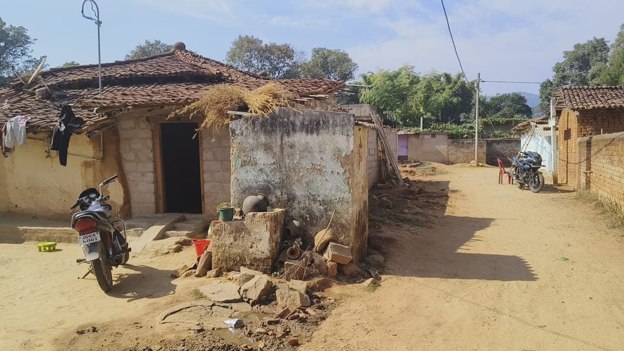 आइपीएल खेलने वाला झारखंड का पहला आदिवासी क्रिकेटर बनेगा गुमला का रॉबिन मिंज, गांव में नहीं सरकारी सुविधा