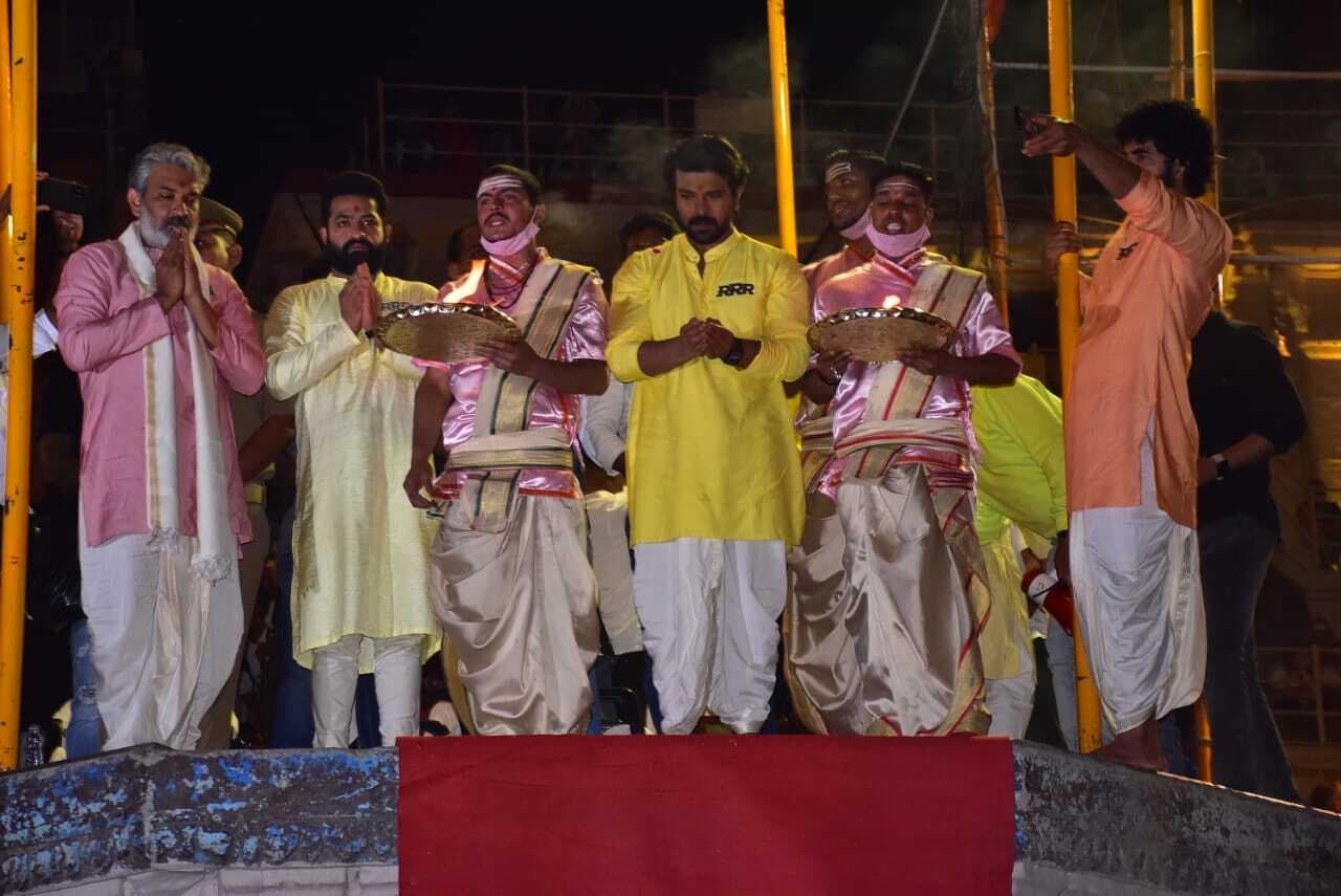बनारस में लगा साउथ सुपरस्टार्स का जमावड़ा, काशी के रंग में रंगे एनटीआर जूनियर, राम चरण और एसएस राजामौली