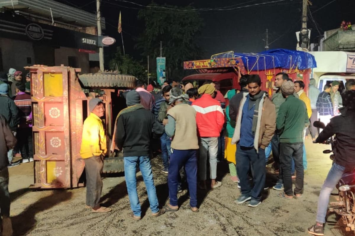 दुमका : अनियंत्रित क्रेन की चपेट में आये कई वाहन, आक्रोशित लोगों ने क्रेन चालक को पीटा