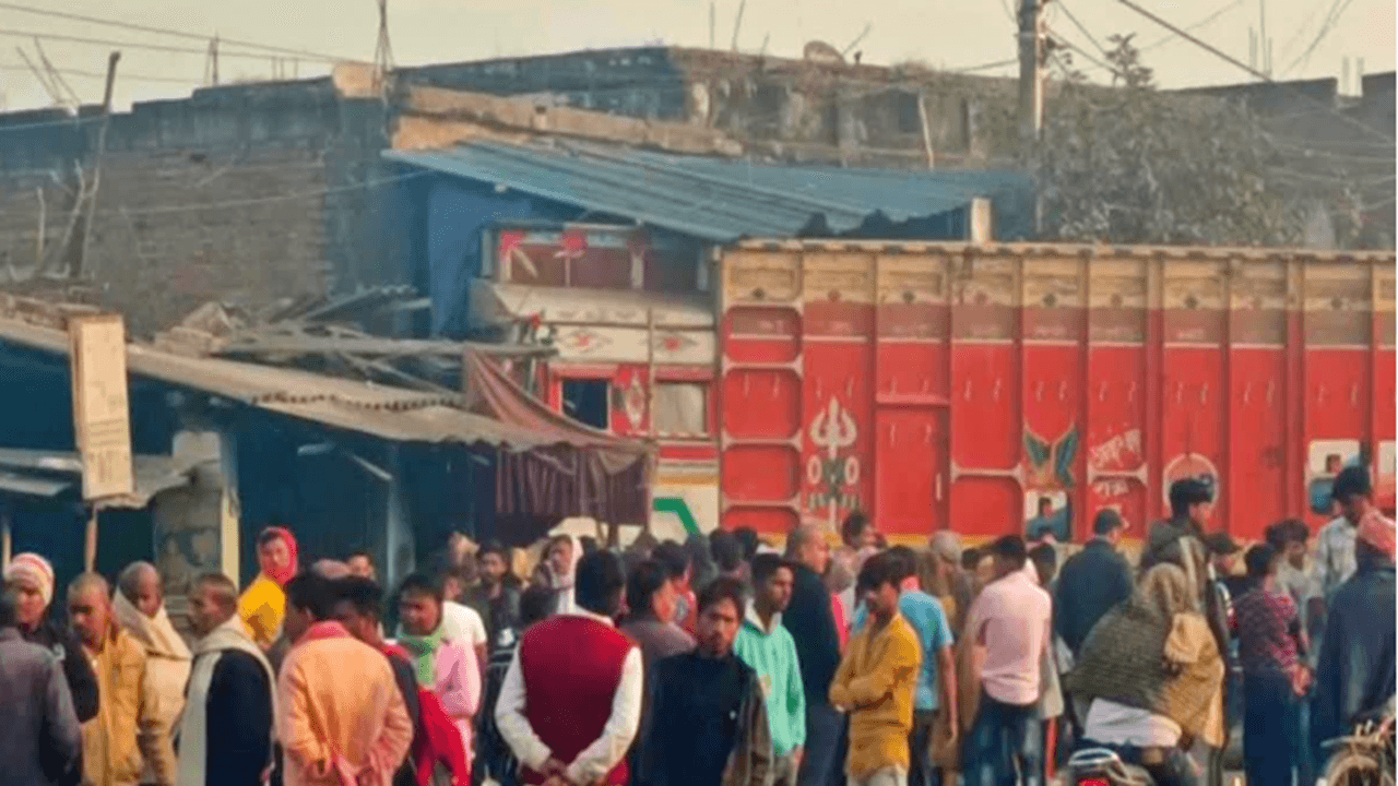 बिहार: मुजफ्फरपुर में दुकान में घुसा अनियंत्रित ट्रक, सड़क दुर्घटना में एक शख्स की मौत, दो की हालत गंभीर