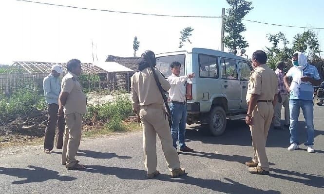 लॉकडाउन का पालन करने की बात कहने पर बाइक सवार युवकों ने बीडीओ पर तान दी पिस्तौल