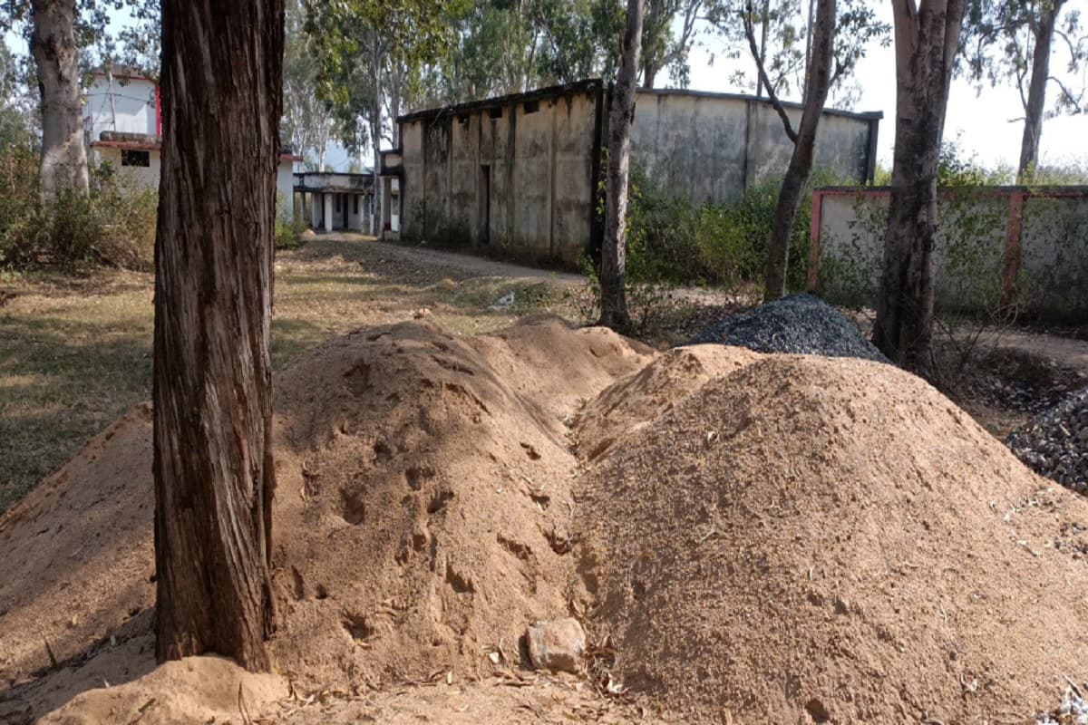 हजारीबाग में CO आवास के सामने स्टॉक है अवैध बालू, पुलिस नहीं कर रही है कोई कार्रवाई