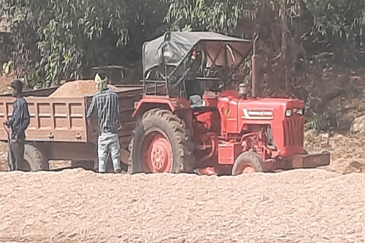 चतरा : टोनाटांड़ मोहाने घाट से हो रहा है बालू का अवैध खनन, अधिकारी बोले- पुलिस का नहीं मिल रहा सहयोग