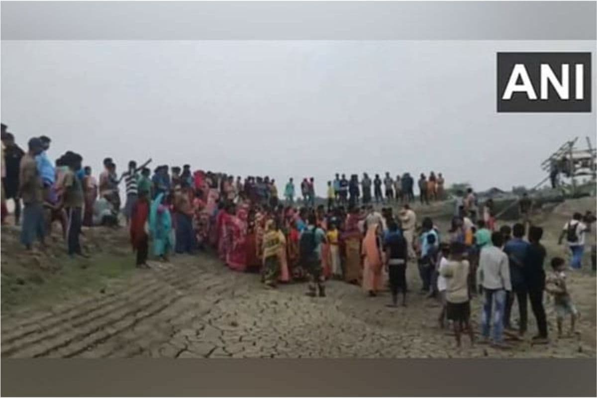 West Bengal : संदेशखाली के हालात पर काबू करने द्वार-द्वार पहुंच रही पुलिस, कर रही लोगों की शिकायतें नोट