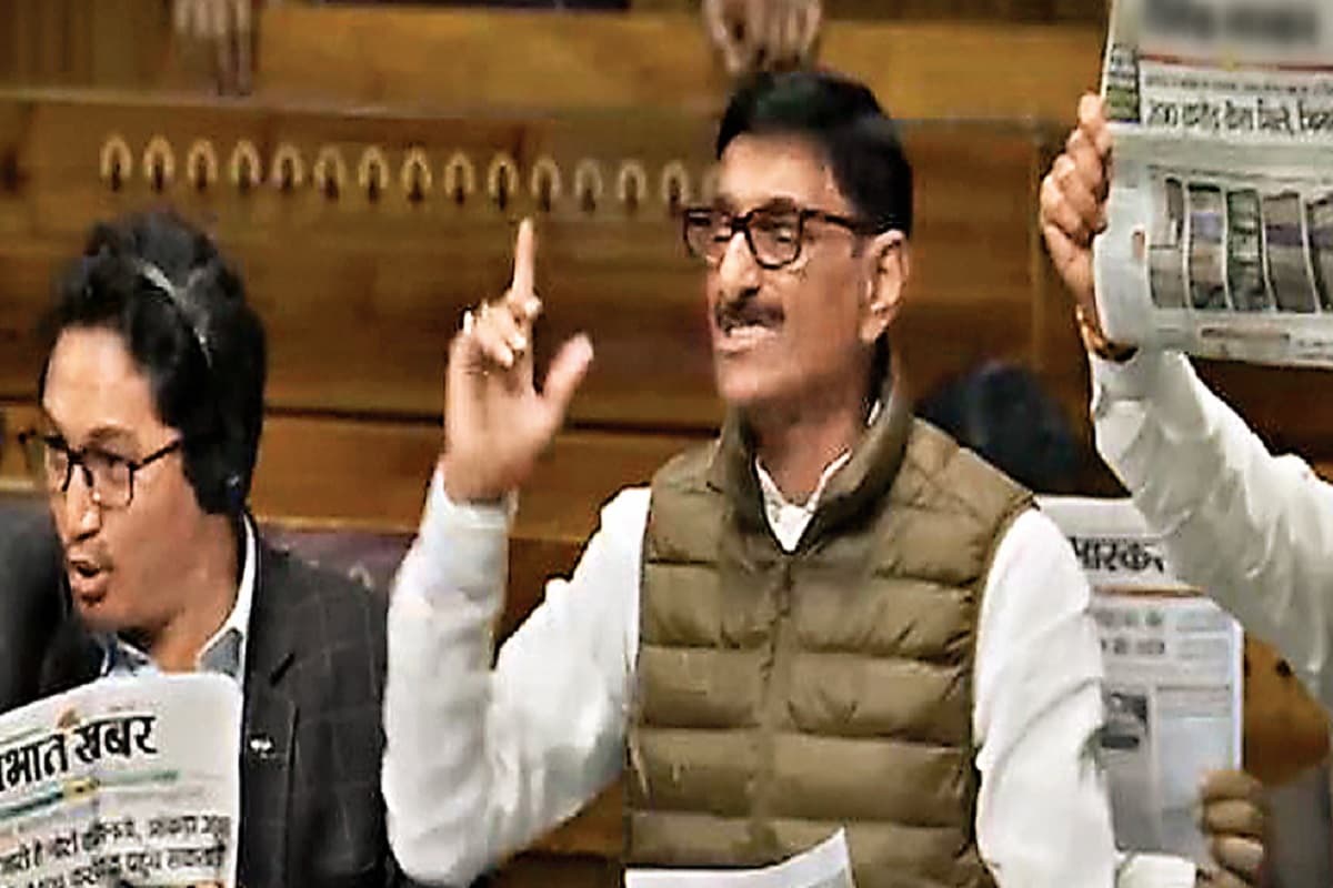 लोकसभा में धीरज साहू का मामला गूंजा, सांसदों ने प्रभात खबर की लहरायी प्रतियां