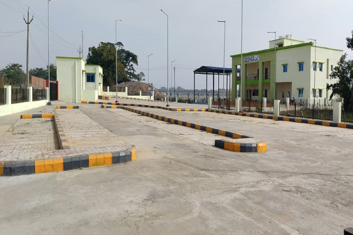 सरायकेला में एक साल से बस स्टैंड बनकर तैयार, आज भी वीरान पड़ा