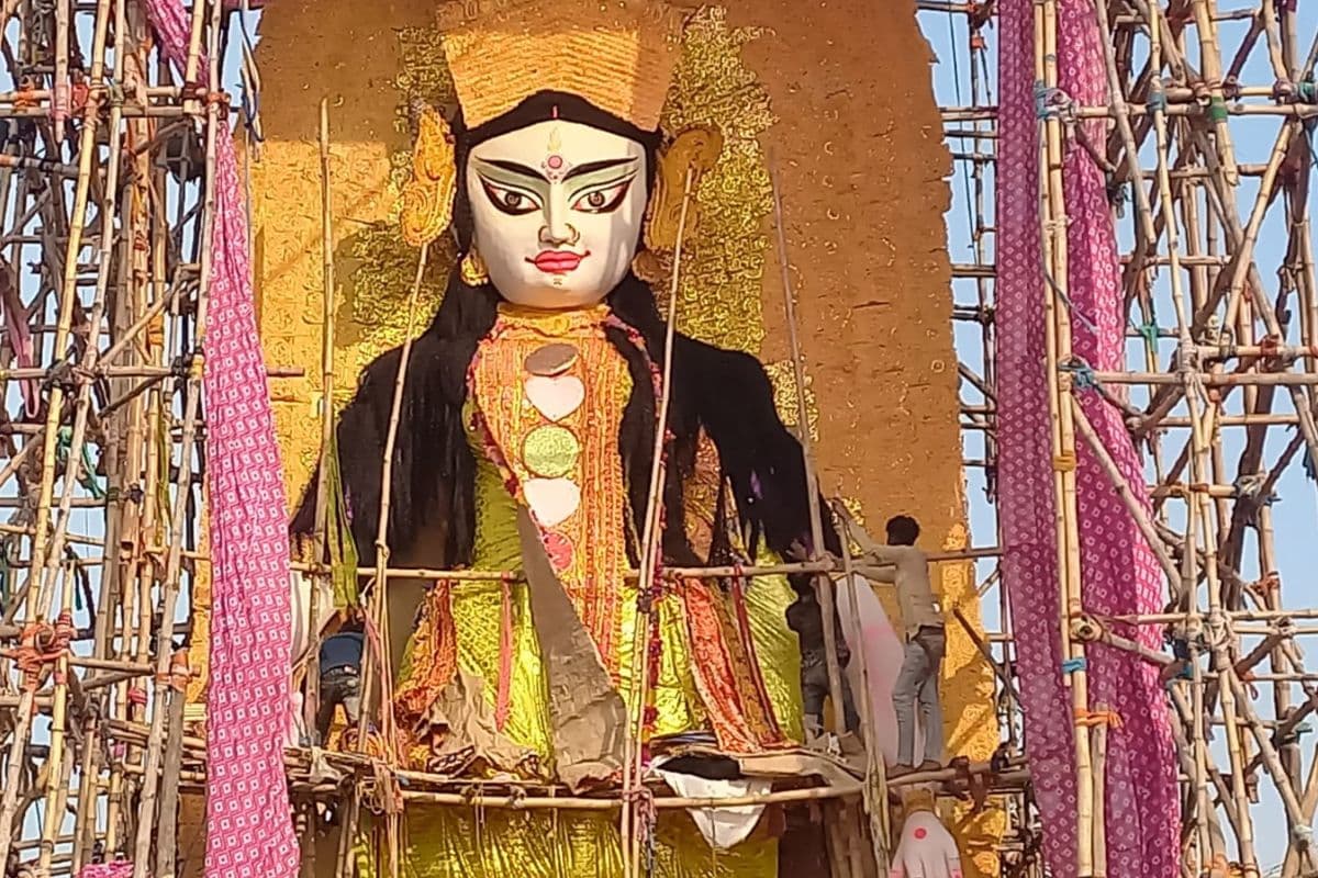 पश्चिम बंगाल : दुर्गापुर में 51 फुट की मां सरस्वती की प्रतिमा बनी आकर्षण का केन्द्र