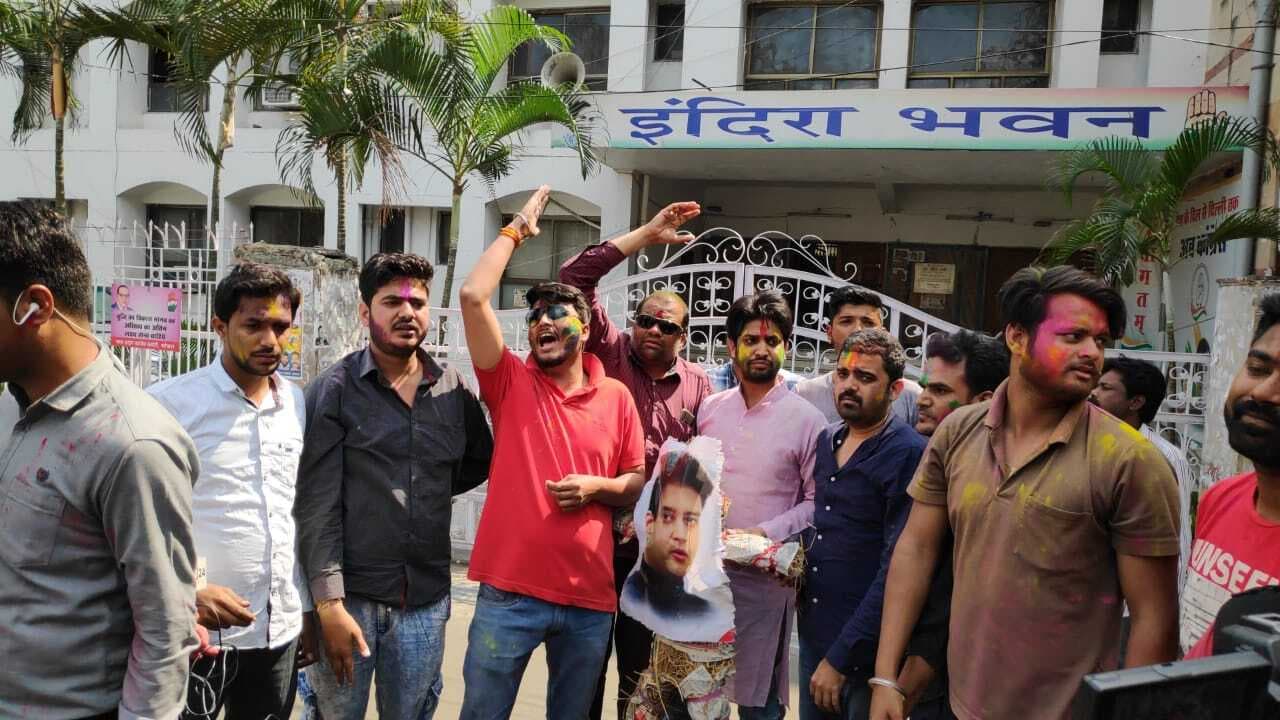 सिंधिया पर फूटा कांग्रेसी कार्यक्रताओं का गुस्सा, कहा- ‘गद्दार’