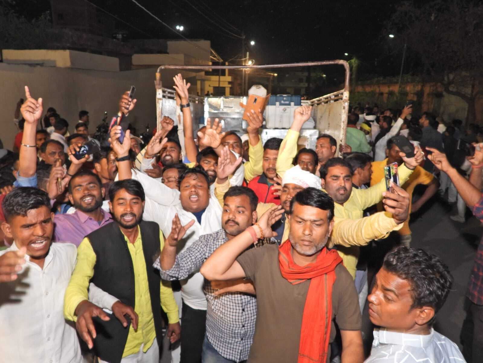 यूपी चुनाव के नतीजों के पहले EVM को लेकर मचा बवाल, कई जिलों में स्ट्रांग रूम के बाहर सपाइयों का हंगामा