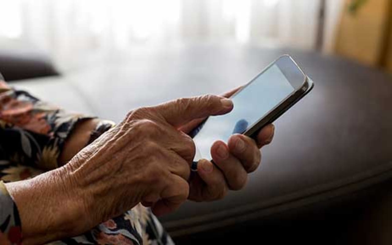Happy Old Age: जिंदगी की दूसरी पारी में स्मार्ट गैजेट्स कैसे बन रहे अकेलेपन के मजेदार साथी? आइए जानें