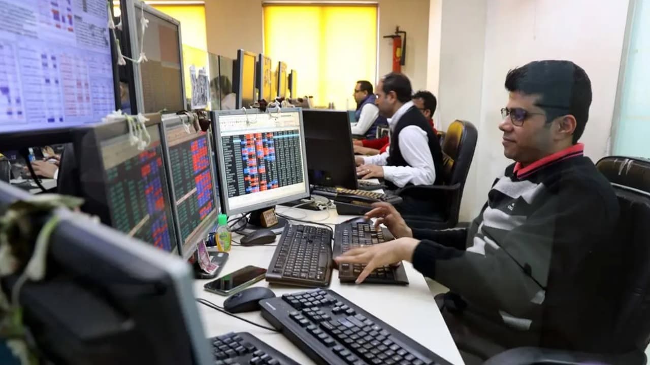 Share Market: भारतीय शेयर बाजार में जोरदार गिरावट, सेंसेक्स 341 अंक टूटा, निफ्टी 21391 के नीचे