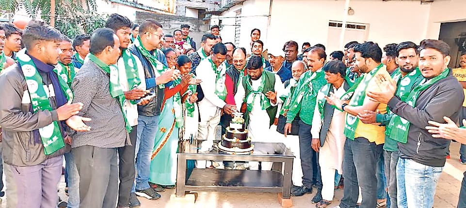 लोहरदगा में मना दिशोम गुरु का जन्मदिन, झामुमो नेता मुजम्मिल बोले- शिबू सोरेन के आदर्शों को आत्मसात करें