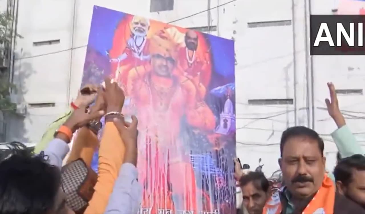 MP Election Results 2023: समर्थकों ने शिवराज को बताया मोदी-शाह का 'हनुमान', दूध से कराया स्नान