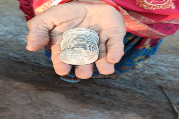 हजारीबाग में मिला चांदी के सिक्कों से भरा कलश, ग्रामीणों का लग रहा जमावड़ा
