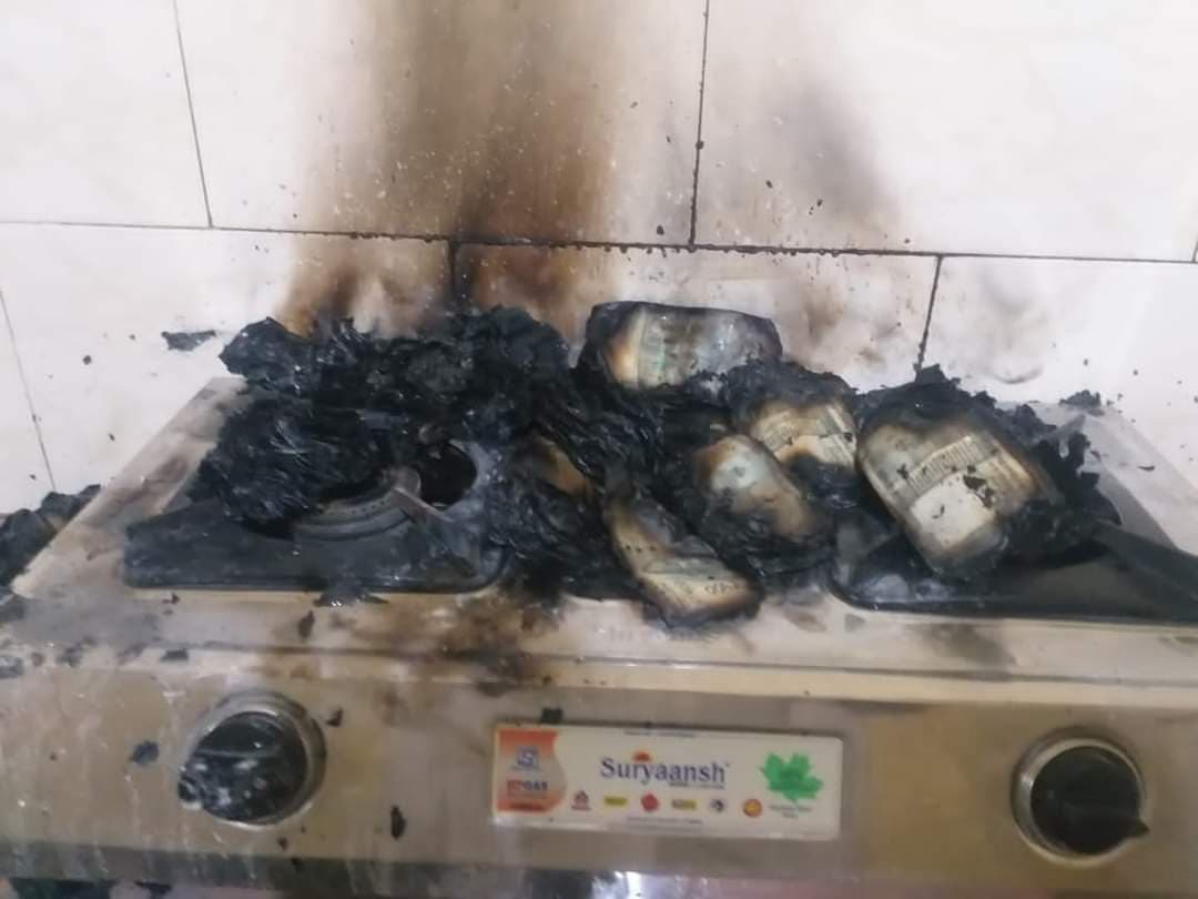 राजस्थान में घूसखोर तहसीलदार ने फागुन में मनाई ‘दिवाली’, पकड़े जाने के डर जला दिए 20 लाख रुपये कैश