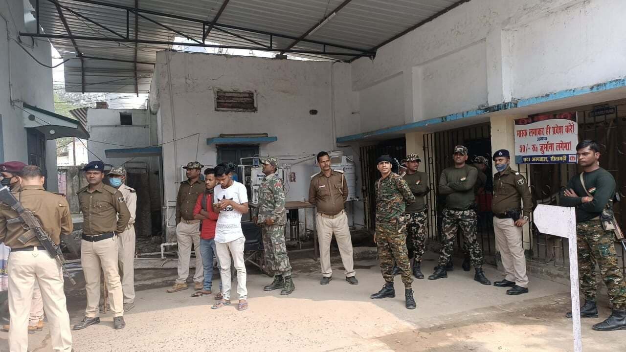 Sitamarhi Encounter : ‘सुशासन का एनकाउंटर’, सीतामढ़ी की घटना से फिर निशाने पर नीतीश सरकार, तेजस्वी- पप्पू यादव ने कही बड़ी बात Sitamarhi Encounter : ‘सुशासन का एनकाउंटर’, सीतामढ़ी की घटना से फिर निशाने पर नीतीश सरकार, तेजस्वी- पप्पू यादव ने कही बड़ी बात
