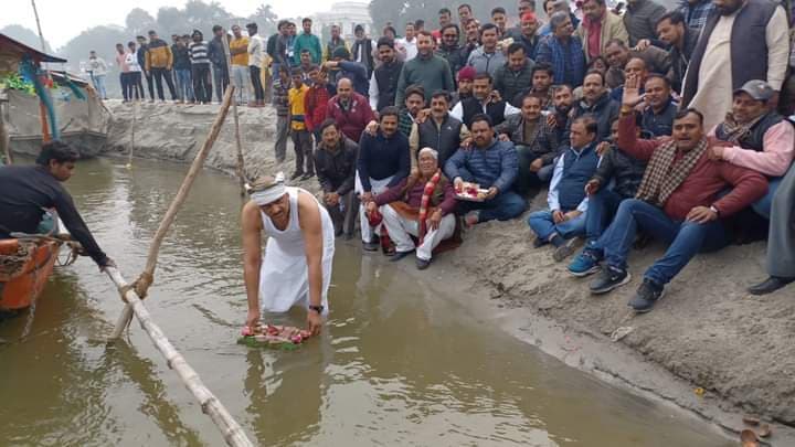 सीएसजेएमयू कुलपति प्रो. विनय पाठक के खिलाफ सपा का अनूठा प्रदर्शन, विधायक ने गंगा में प्रवाहित किए खड़ाऊं