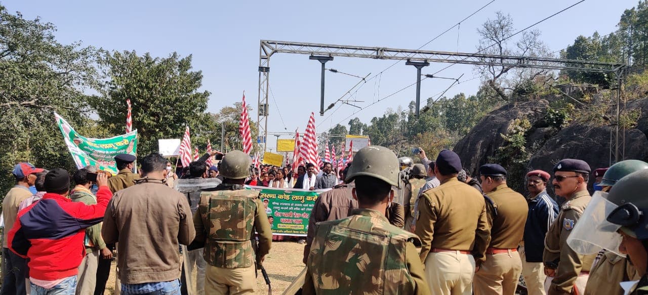 आदिवासी सेंगेल अभियान के तहत कई स्थानों पर रोकी गयी ट्रेनें, रेलवे की यातायात प्रभावित, कई ट्रेनें रद्द