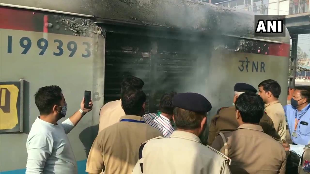 Fire in Shatabdi Express: एक हफ्ते में दो शताब्दी एक्सप्रेस बन चुकी हैं बर्निंग ट्रेन, अचानक घट रही ऐसी घटनाओं पर उठ रहें हैं सवाल