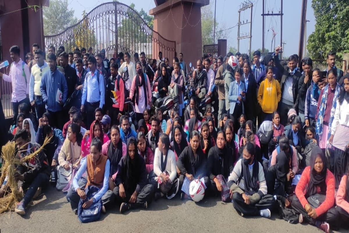 झारखंड: सरकारी विश्वविद्यालयों के अवकाश कैलेंडर में सोहराय की छुट्टी नहीं, छात्रों ने किया विरोध प्रदर्शन