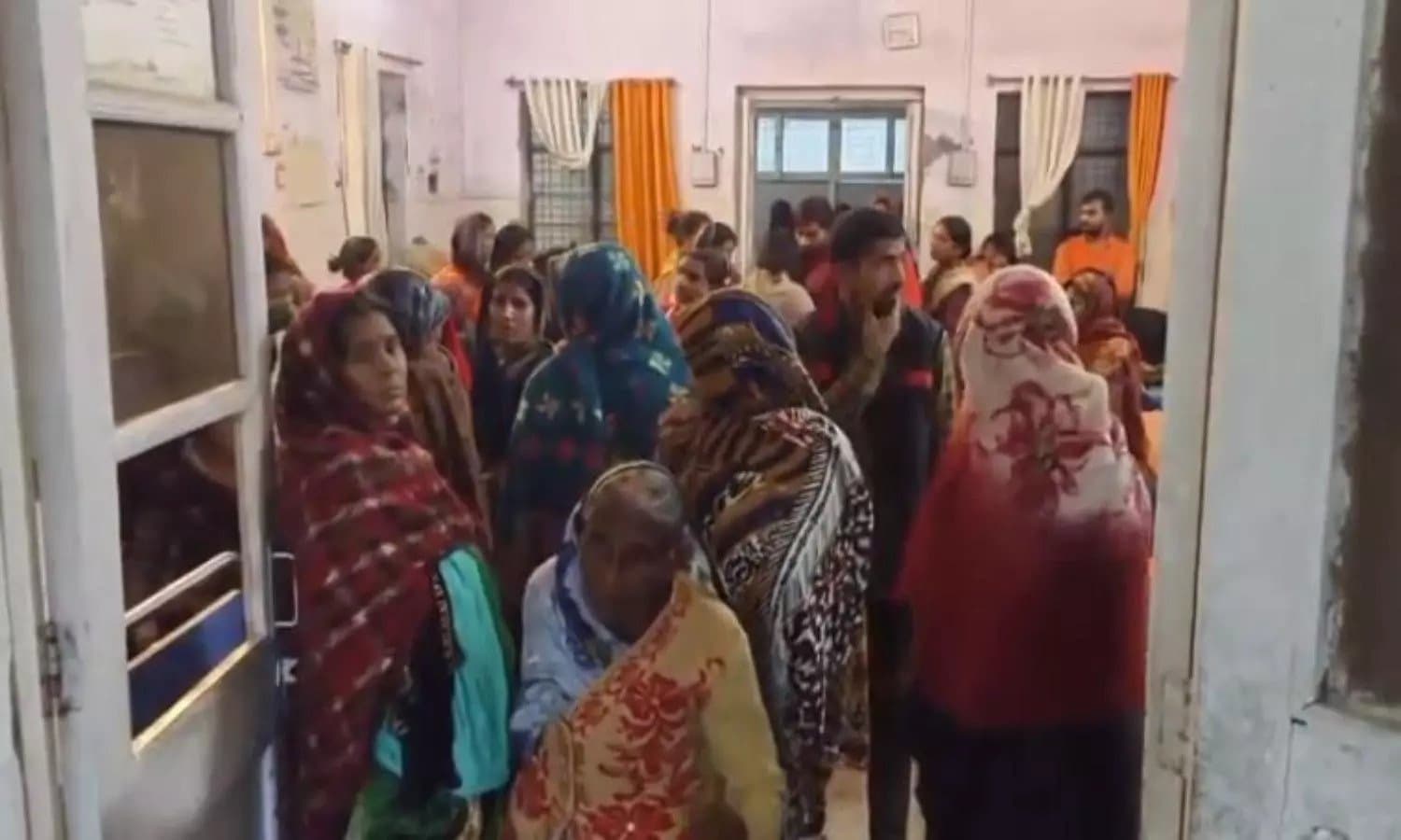 सुलतानपुर: सोने में मस्त रहा स्टाफ, इलाज के अभाव में जच्चा-बच्चा की मौत, दो डॉक्टर बर्खास्त-नर्स निलंबित