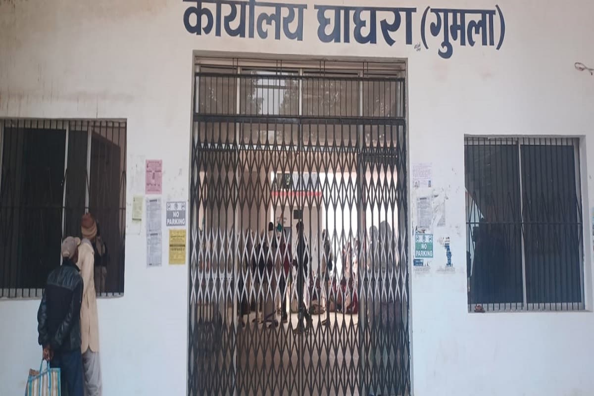 गुमला : टाना भगतों ने प्रखंड कार्यालय के गेट में जड़ा ताला