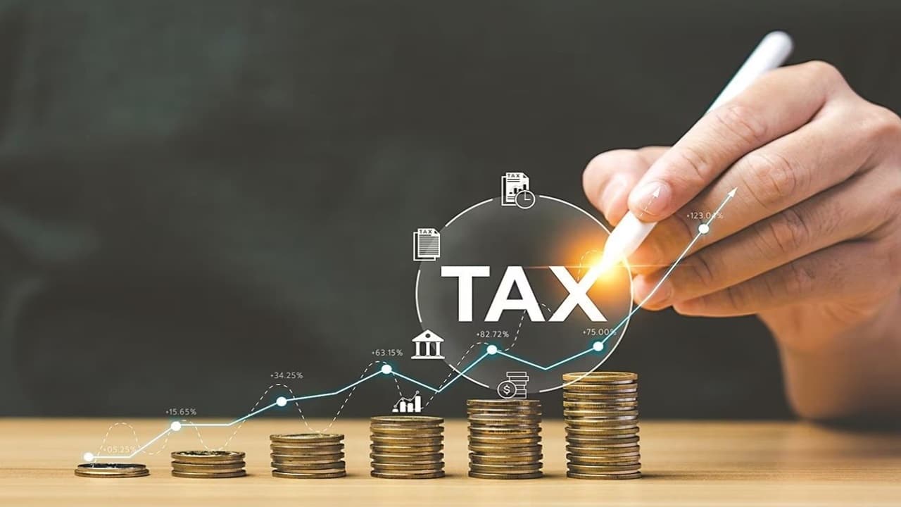 Income Tax Saving Tips: निवेश पर बंपर रिटर्न के साथ अब बचेगा टैक्स, जानें ये 5 खास स्कीम