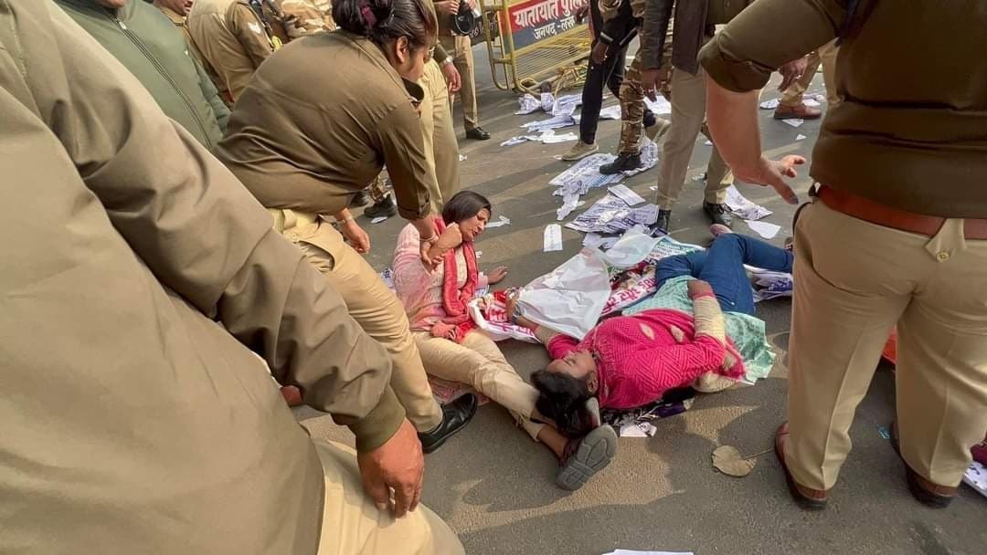 UP News: शिक्षक भर्ती अभ्यर्थी फिर सड़क पर उतरे, विधान भवन कूच के दौरान पुलिस ने रोका