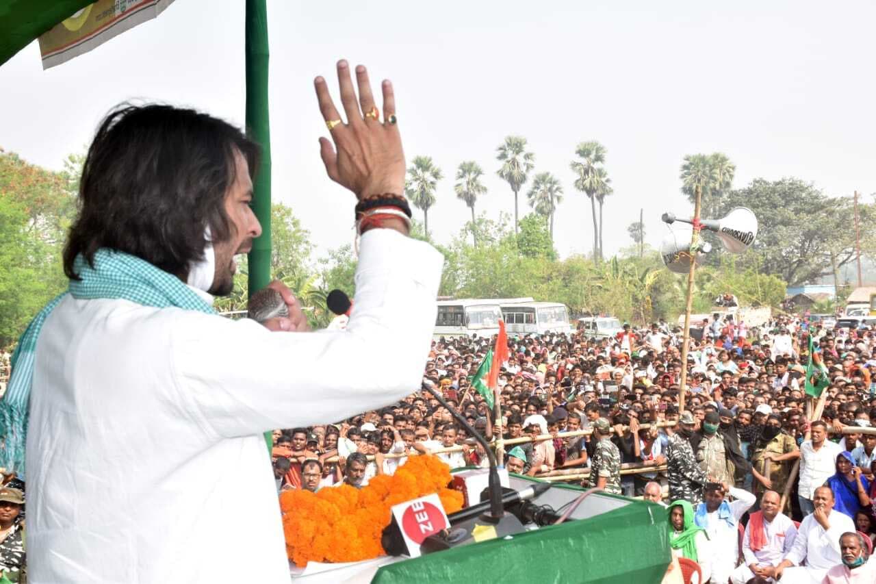 Bihar Assembly Election 2020: लालू के बड़े लाल तेजप्रताप का नया ‘कमाल’, इस बार मंच से ही किया मां राबड़ी देवी को वीडियो कॉल