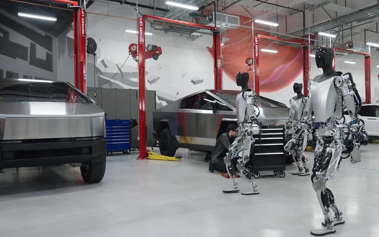 Tesla Robot Attack Human: एलन मस्क की टेस्ला फैक्ट्री में रोबोट ने स्टाफ को पटक कर पीटा, खून निकाला