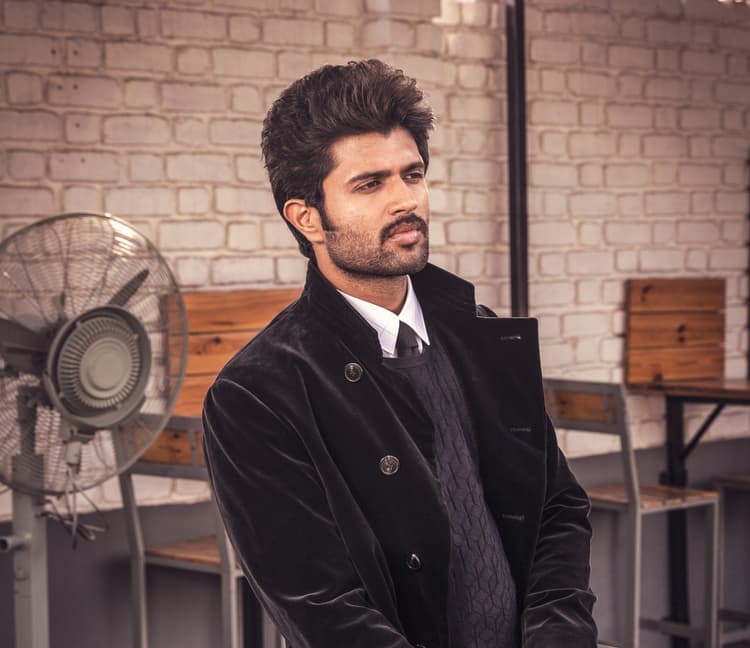 चलते-चलते अचानक फिसल गये 'अर्जुन रेड्डी', सोशल मीडिया पर वीडियो वायरल