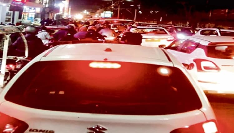 रांची के बहू बाजार से कांटाटोली जाने वाला डायवर्सन रहा जाम, 400 मीटर की दूरी तय करने में वाहनों को लगे 80 मिनट