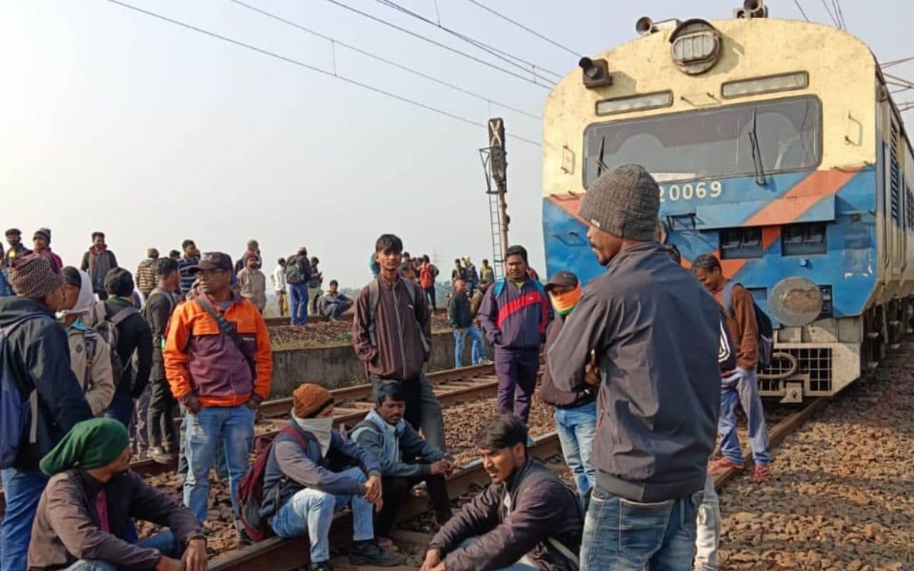 जहां-तहां ट्रेन रोकने से भड़के यात्रियों ने हावड़ा-मुंबई रूट किया दो घंटा जाम