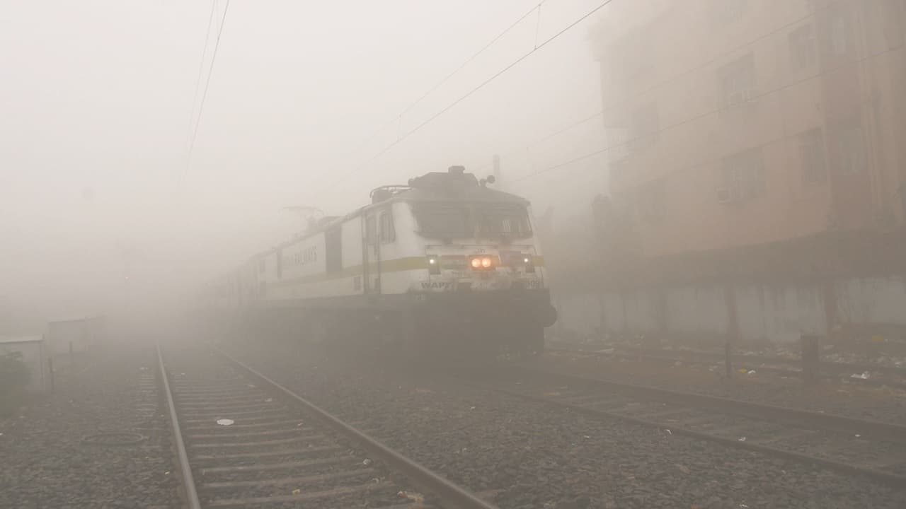 बिहार में कोहरे के कारण राजधानी समेत दर्जनों ट्रेनें चल रही लेट, रेल यात्री जान लें अपने रूट की जानकारी..