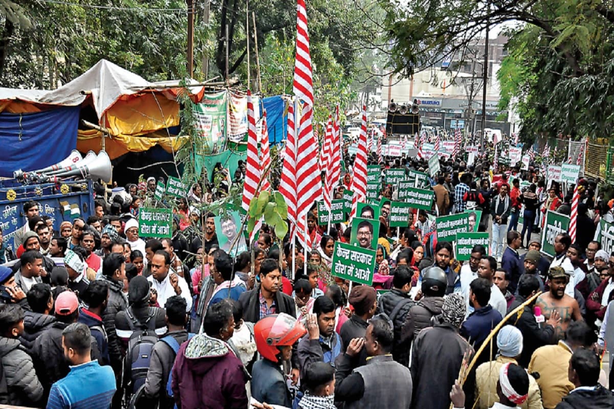 आदिवासी संगठनों ने किया राजभवन मार्च, दी चेतावनी- केंद्र और इडी का रवैया न बदला, तो चलेंगे तीर-धनुष