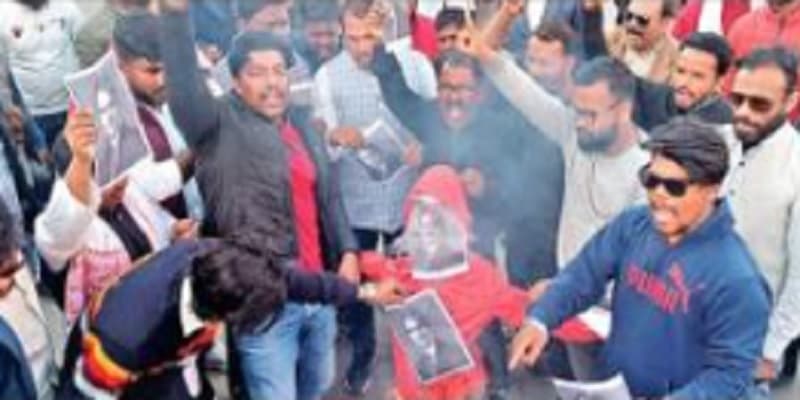 आदिवासियों ने एंकर सुधीर चौधरी का पुतला फूंका, कार्रवाई न होने पर आक्रोश जताया