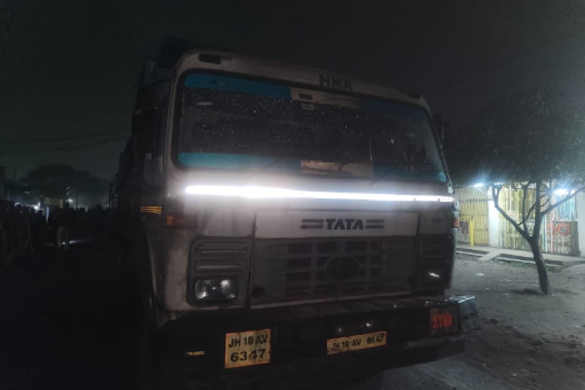 PHOTOS: धनबाद के लोयाबाद में ट्रक की चपेट में आने से युवक की मौत, ग्रामीणों ने काटा जमकर बवाल