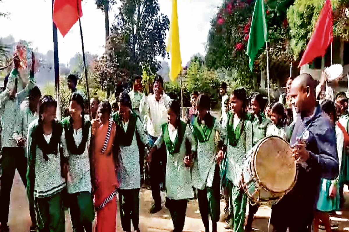 मजदूरों के सुरक्षित बाहर आने के बाद रांची के ओरमांझी में हो रही थी आतिशबाजी, चल रहा था झूमर का दौर