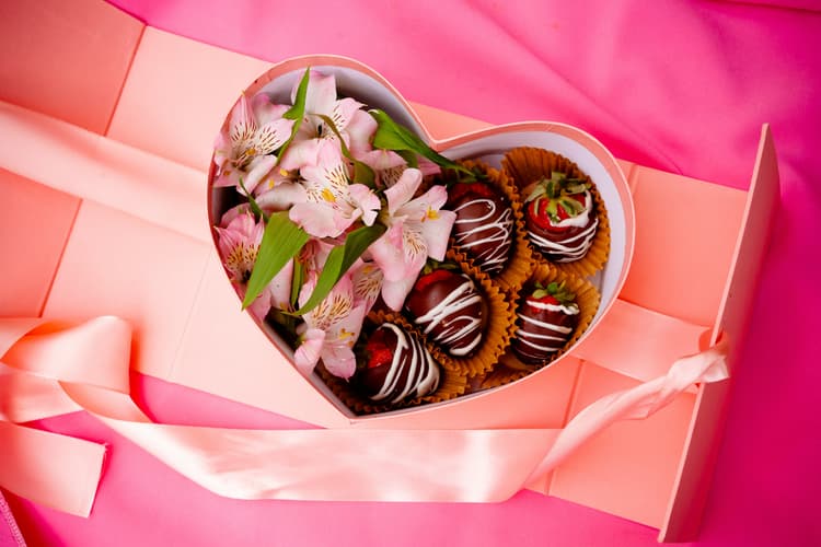 Chocolate Day Messages: चॉकलेट डे को खास बनाएं इन मिठास से भरी शायरी के साथ