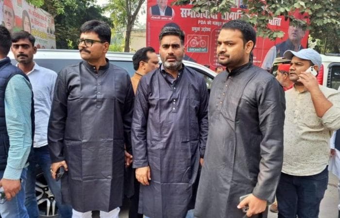 यूपी विधानसभा शीतकालीन सत्र: सपा विधायकों ने काले कपड़े पहनकर नई नियमावली का किया विरोध, अखिलेश ने कसा तंज