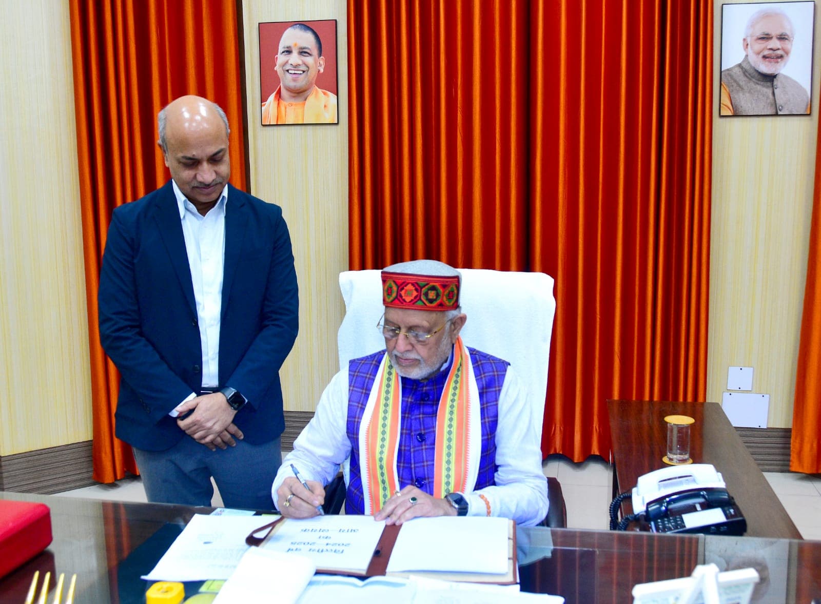 UP Budget: यूपी का बजट आज, वित्त मंत्री ने किए हस्ताक्षर, गरीबों, युवाओं, महिलाओं, किसानों को होगा समर्पित