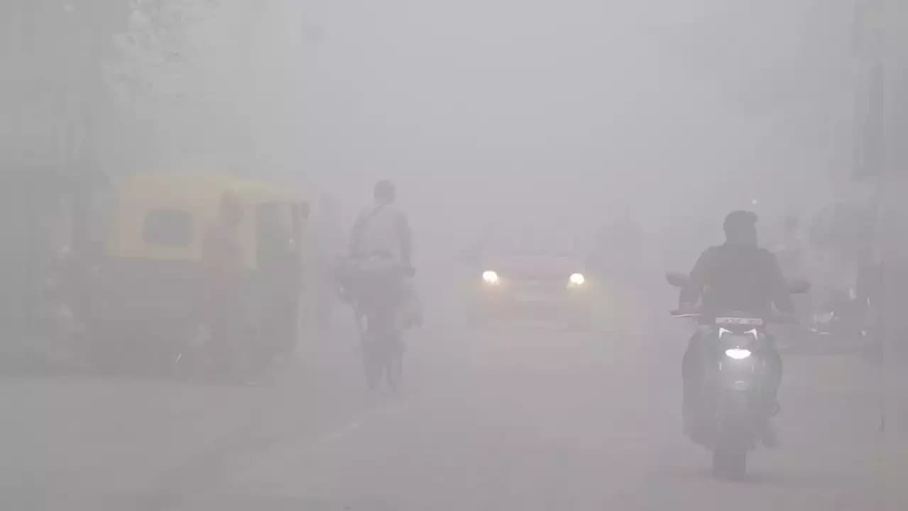 UP Weather: यूपी में घने कोहरे के बीच IMD ने जारी किया रेड अलर्ट, कई जगह स्कूलों में छुट्टी-यातायात प्रभावित
