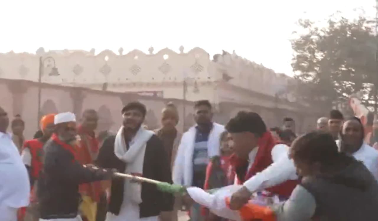 Ram Mandir: अयोध्या में कांग्रेस नेताओं की एंट्री पर बवाल, लोगों ने की धक्का-मुक्की, पार्टी का झंडा छीना