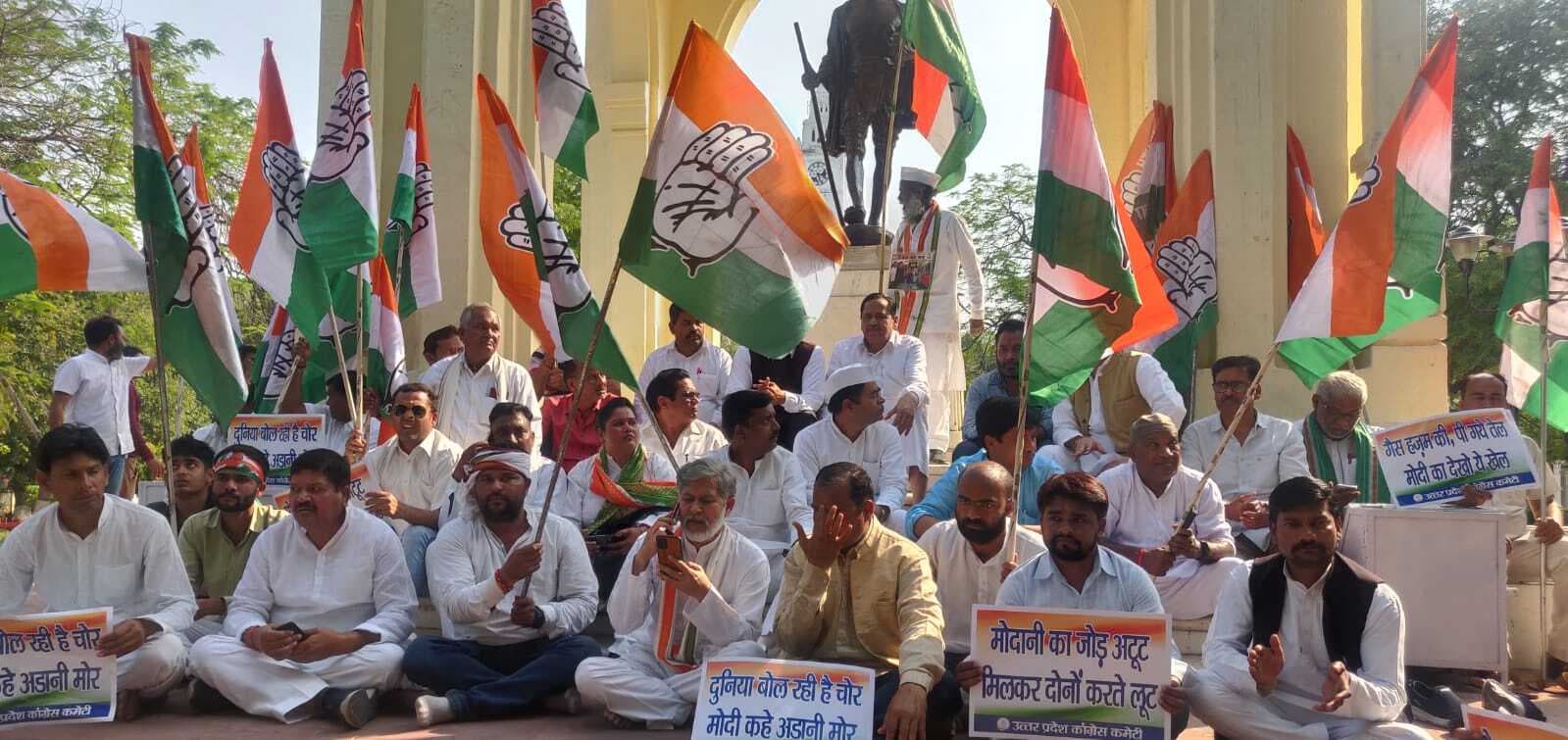 राहुल गांधी की सदस्यता रद्द होने के विराेध में यूपी कांग्रेस का प्रदर्शन, गांधी प्रतिमा पर हुई गिरफ्तारी