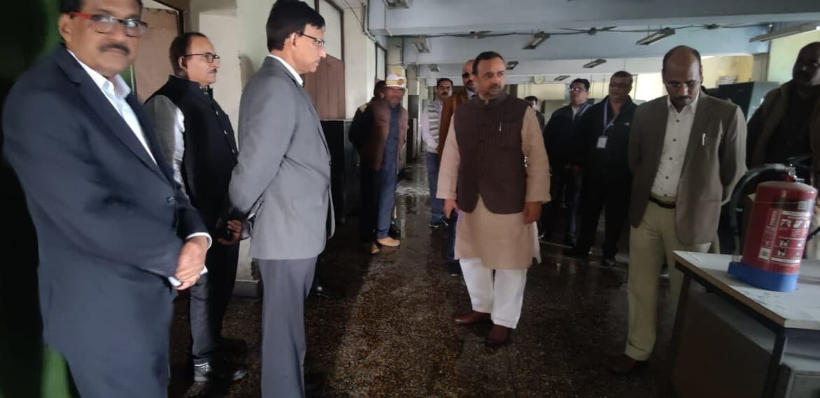 UP Co-operative Bank: यूपी कोऑपरेटिव बैंक के आठवें फ्लोर पर लगी आग, आग से बाउचर रूम जला, मंत्री पहुंचे