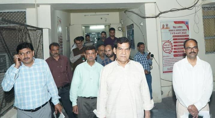 UP News: हड़ताली बिजली कर्मियों के खिलाफ ऊर्जा मंत्री का एक्शन, 22 के खिलाफ एफआईआर, 1332 बर्खास्त