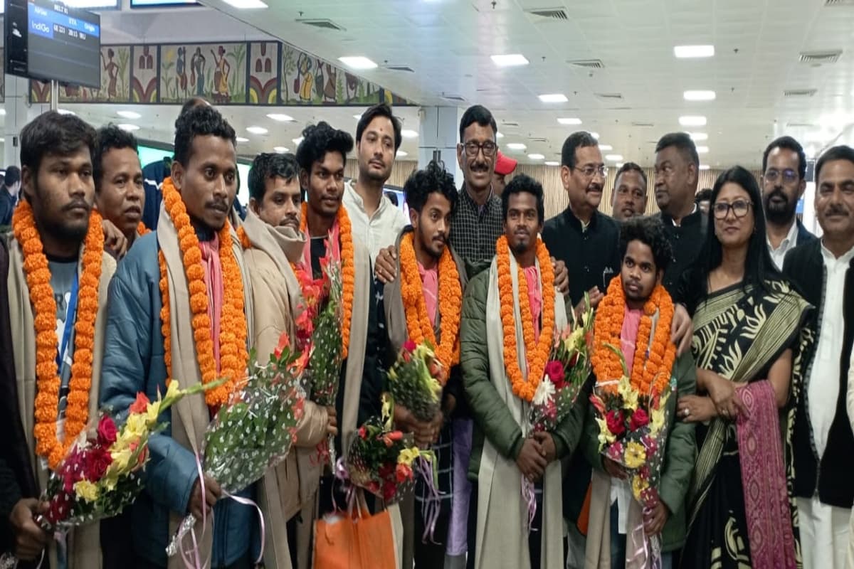 उत्तराखंड सुरंग हादसा: मजदूरों का रांची एयरपोर्ट पर भव्य स्वागत, सीएम हेमंत सोरेन ने बढ़ाया हौसला, दिया तोहफा