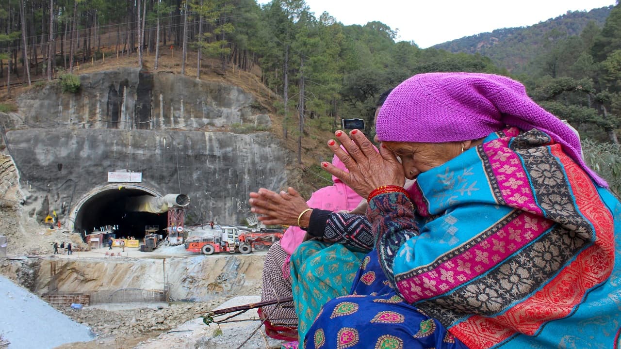उत्तराखंड सुरंग हादसा: बिहार के 5 श्रमिक निकले बाहर तो बतायी आपबीती, परिजनों के मुरझाए चेहरे फिर से खिले..