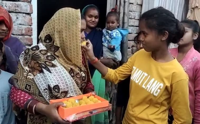 Uttarkashi Tunnel Rescue: लखीमपुर के मनजीत के परिवार में छायी खुशी, सुरंग से बाहर आने पर बांटी मिठाई